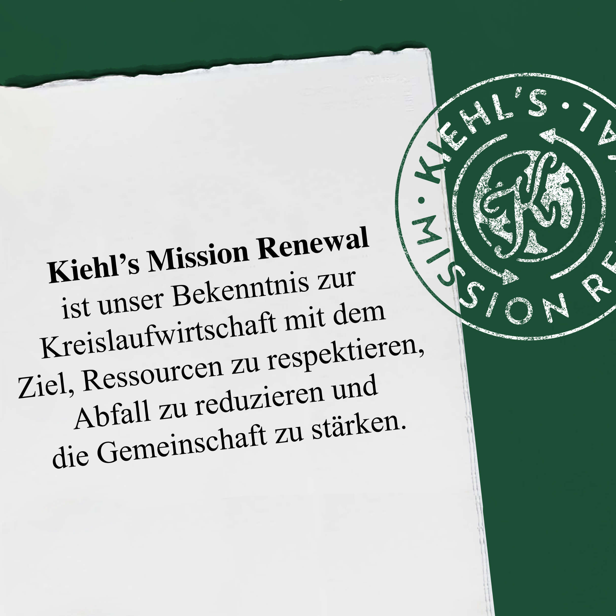 Model halt einen Tiegel und tragt die Kiehl's Creme de Corps Whipped Body Butter auf