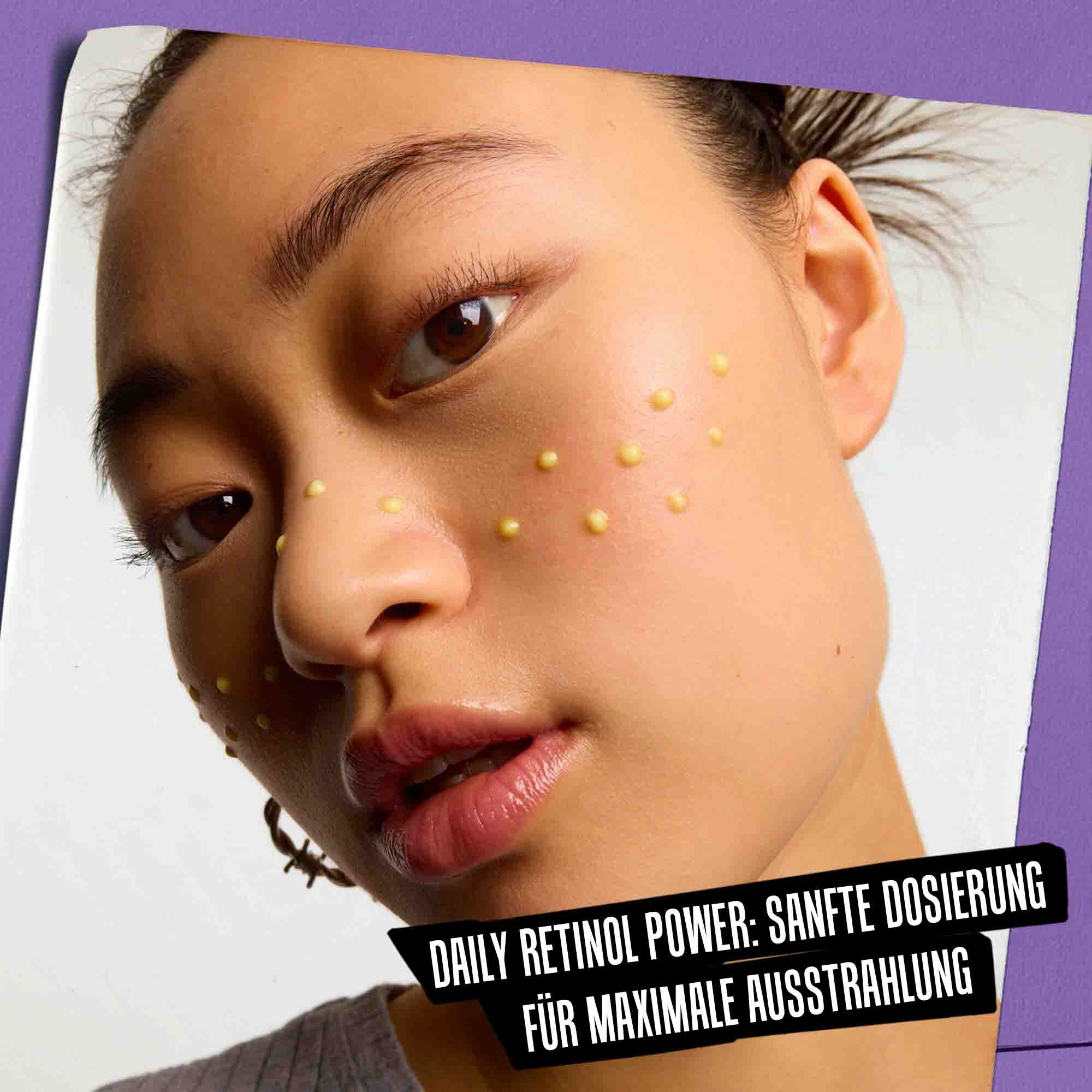 Model mit einer Probe des Kiehl's Retinol Skin-Renewing Daily Micro-Dose Serum im Gesicht