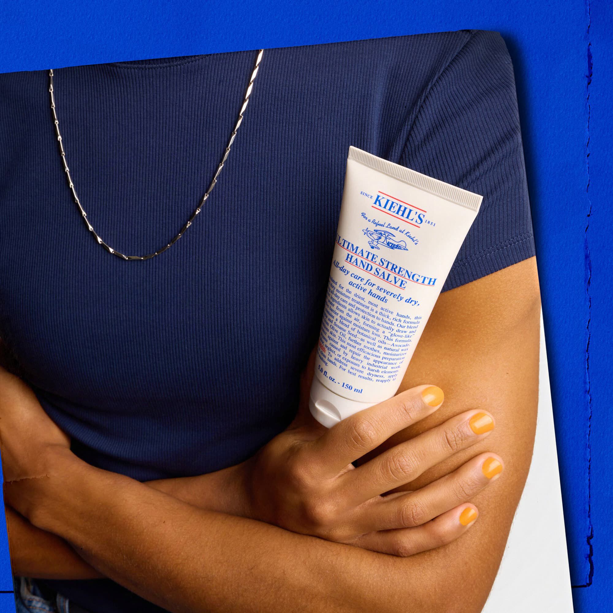 Zwei Tuben des Kiehl's Ultimate Strength Hand Salve zur Veranschaulichung der verfugbaren Großen