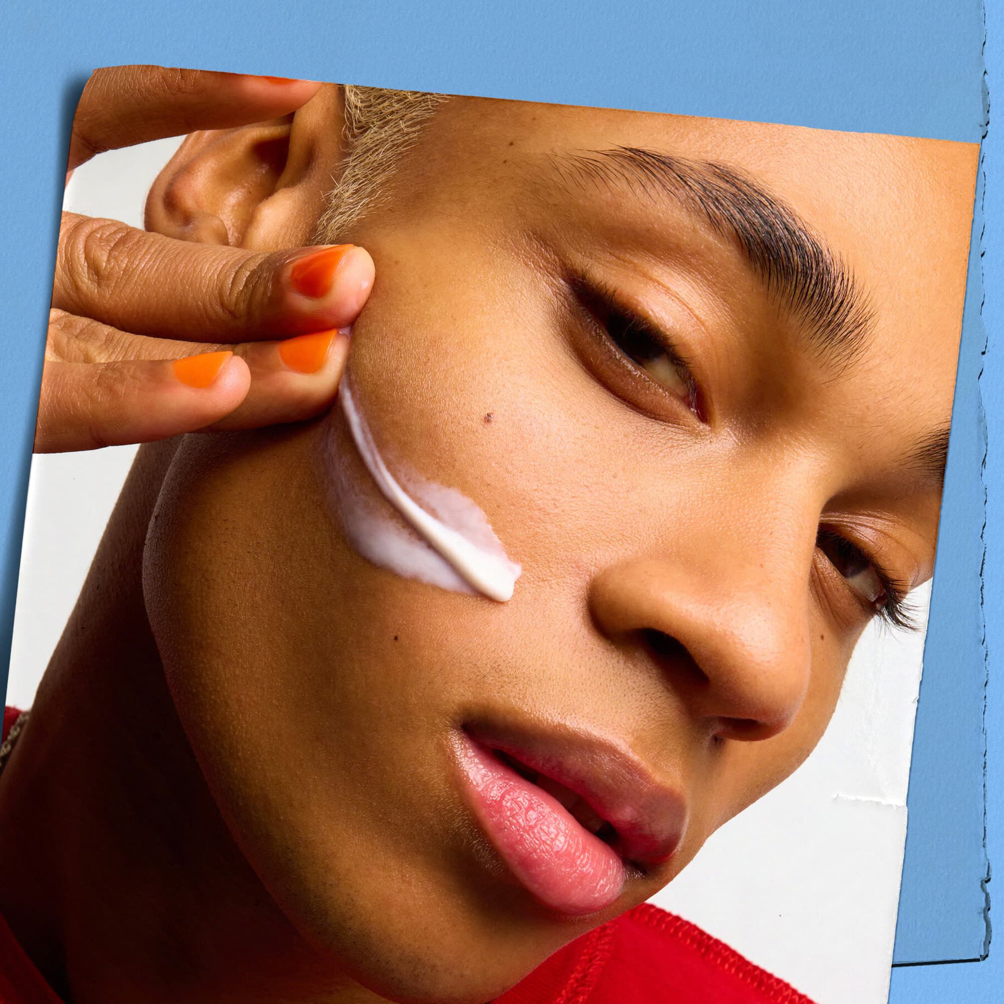 Model mit einer Texturprobe des Kiehl's Ultra Facial Moisturizer im Gesicht