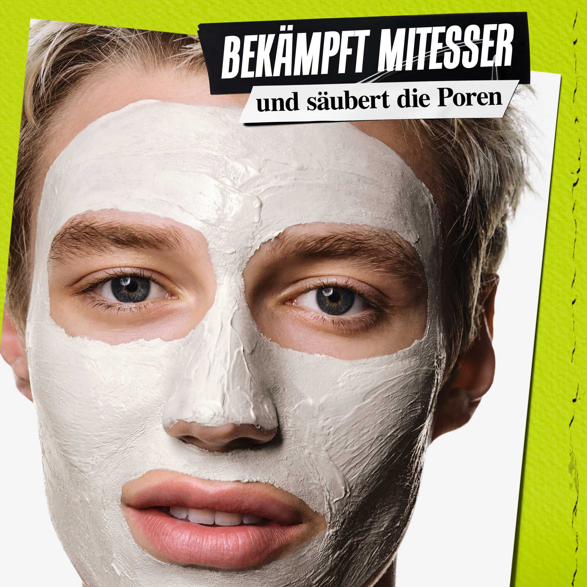 Model mit aufgetragenem Kiehl's Rare Earth Cleansing Masque im Gesicht – reinigt Poren in nur 10 Minuten