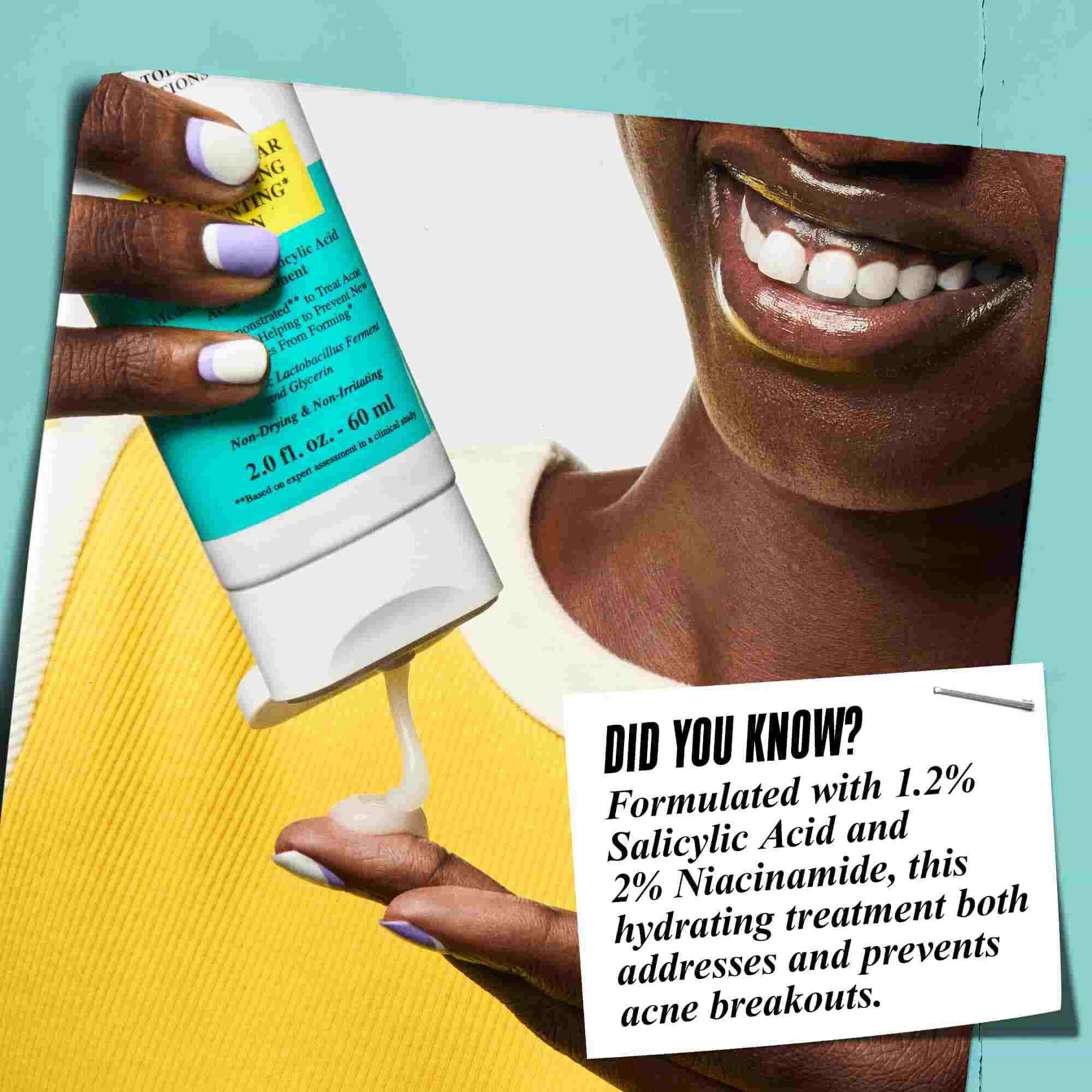 Eine Hand halt Expertly Clear Blemish-Treating & Preventing Lotion, mit dem Text: „Wussten Sie schon? Formuliert mit 1,2 % Salicylsaure und 2 % Niacinamid, behandelt und beugt diese feuchtigkeitsspendende Pflege aktiver Akne vor.“