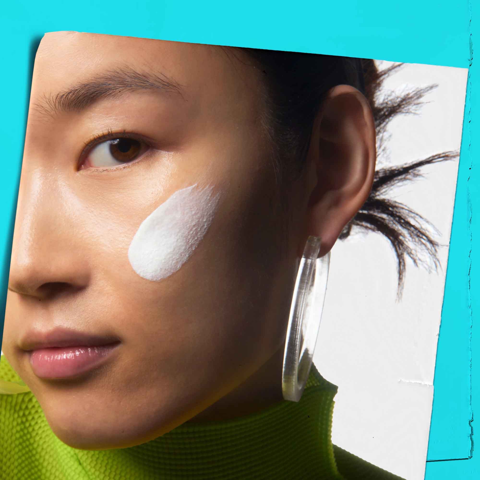 Ultra Light Daily UV Defense Aqua Gel wird auf die Haut aufgetragen.