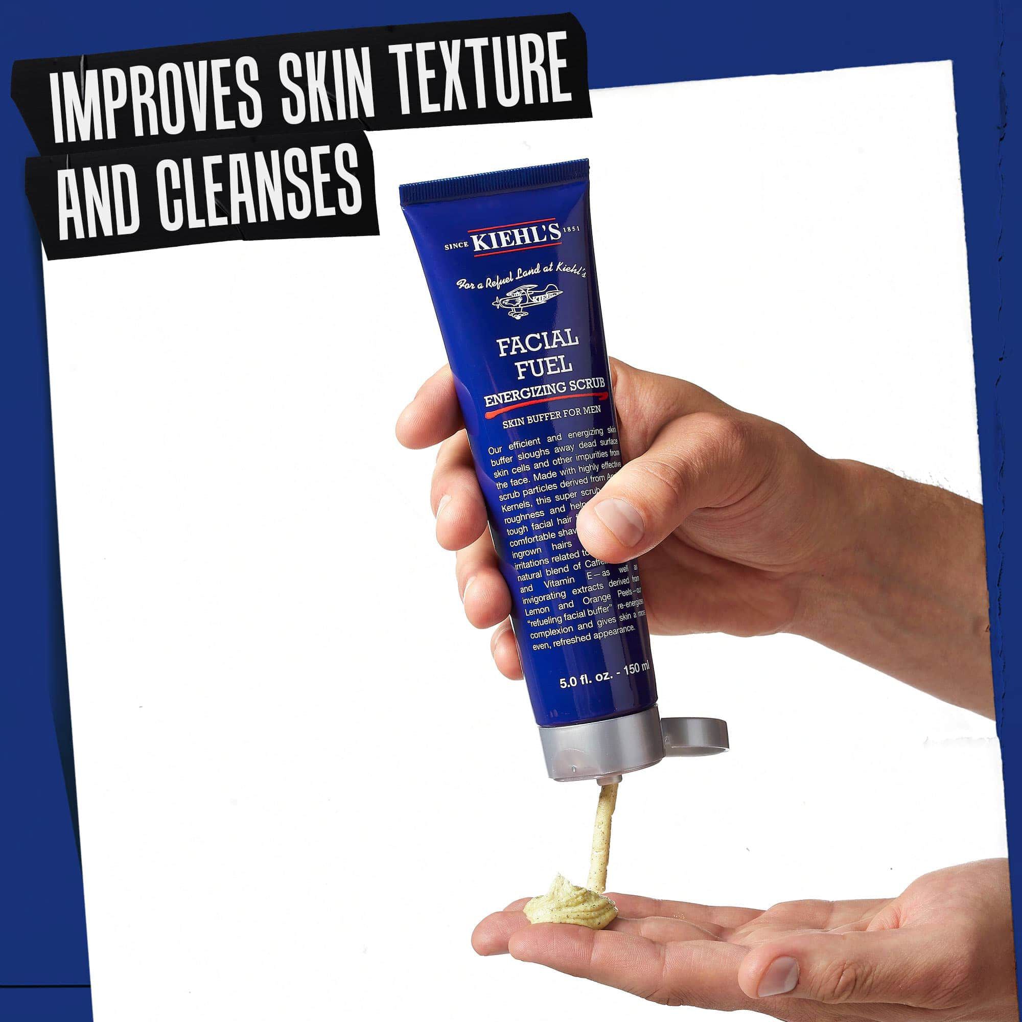 Eine Hand dosiert Facial Fuel Energizing Scrub. Der Text hebt hervor: „Verbessert das Hautbild und reinigt“