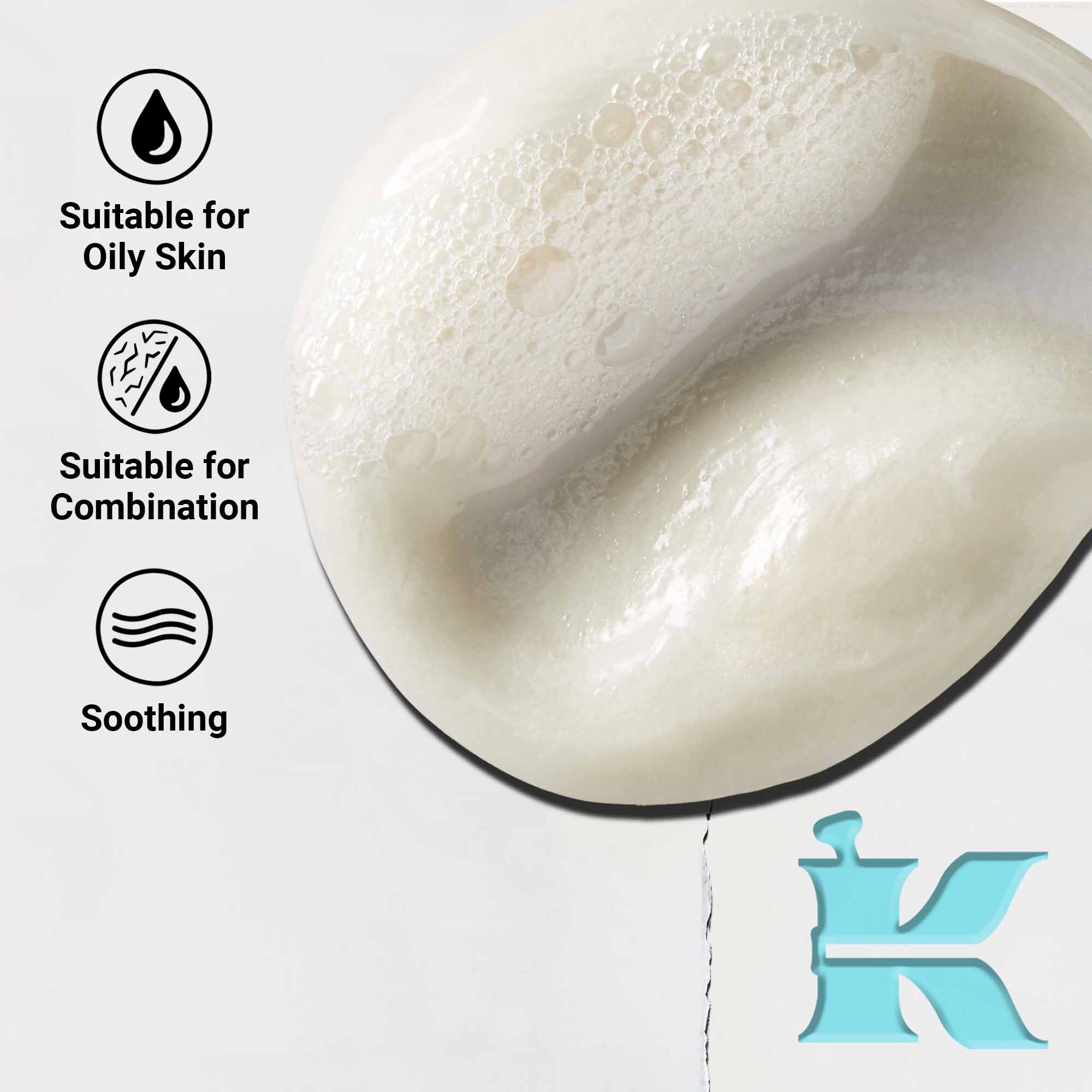 Nahaufnahme der Textur von Ultra Facial Oil-Free Cleanser, die eine leichte, cremige Formel zeigt. Der Text hebt die beruhigenden Eigenschaften und die Eignung fur fettige und Mischhaut hervor.