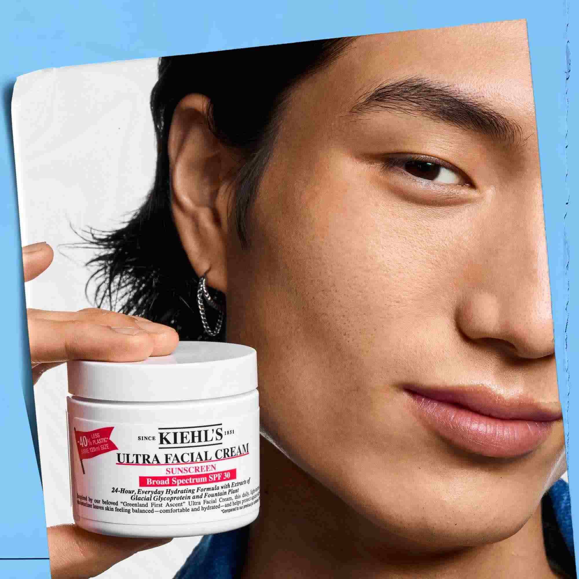 Ultra Facial Cream SPF 30 wird gehalten, was die Tragbarkeit und einfache Anwendung zeigt.
