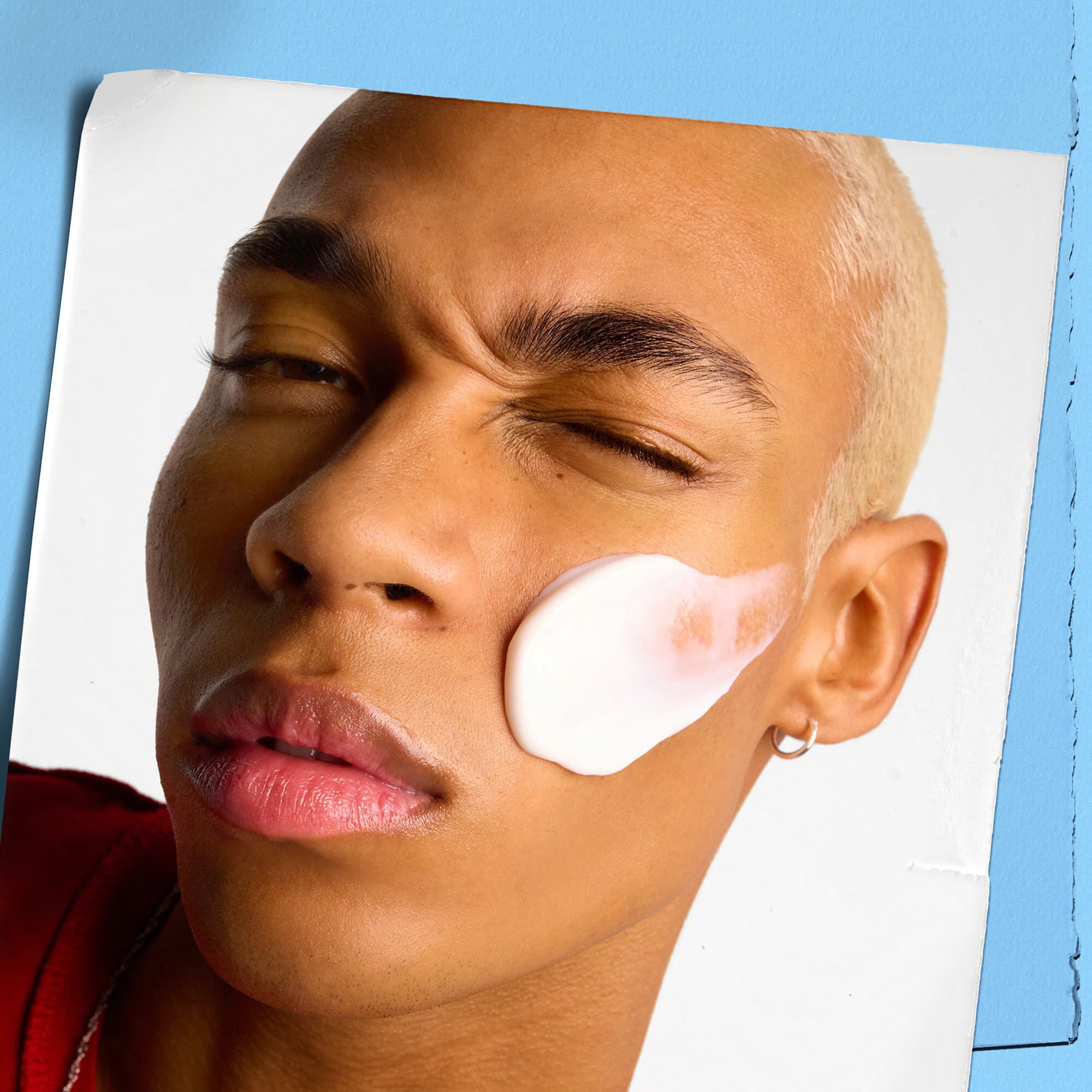 Model tragt die Kiehl's Ultra Facial Cream auf das Gesicht auf