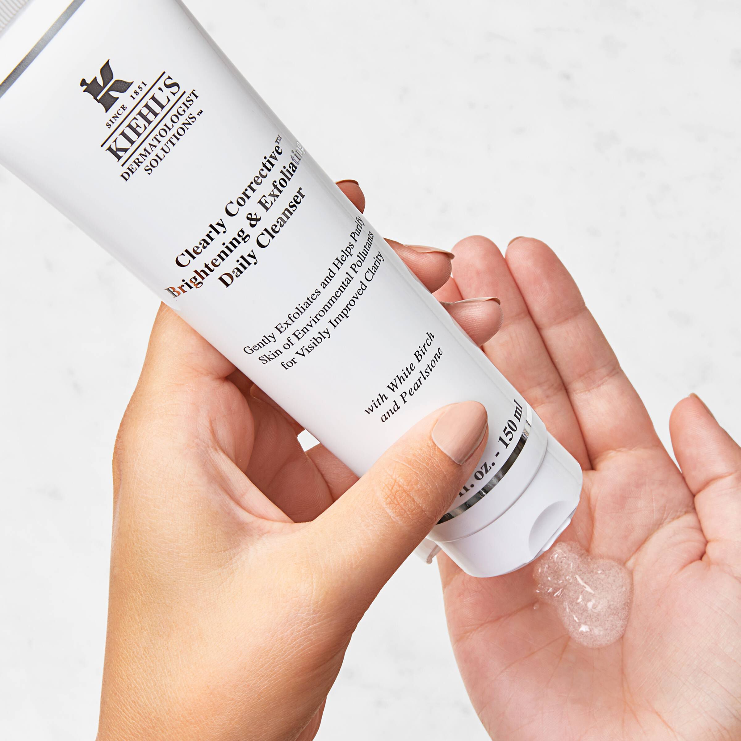 Clearly Corrective™ Brightening & Exfoliating Daily Cleanser Anwendung