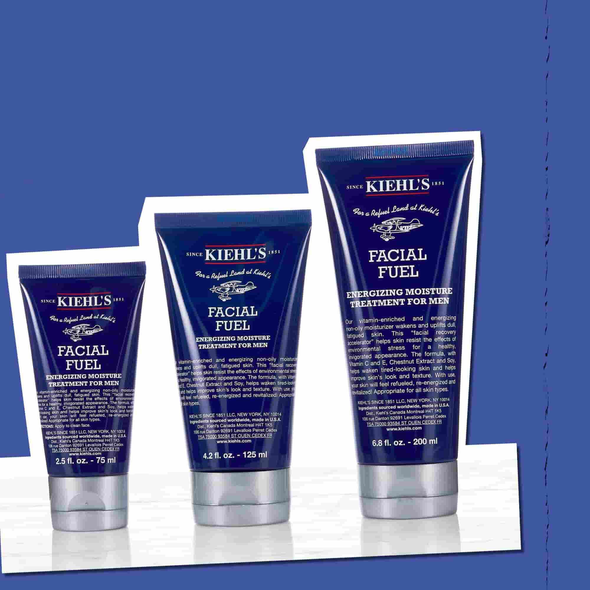 Drei Flaschen der Facial Fuel Energizing Moisture Treatment fur Manner zur Veranschaulichung der verfugbaren Großen
