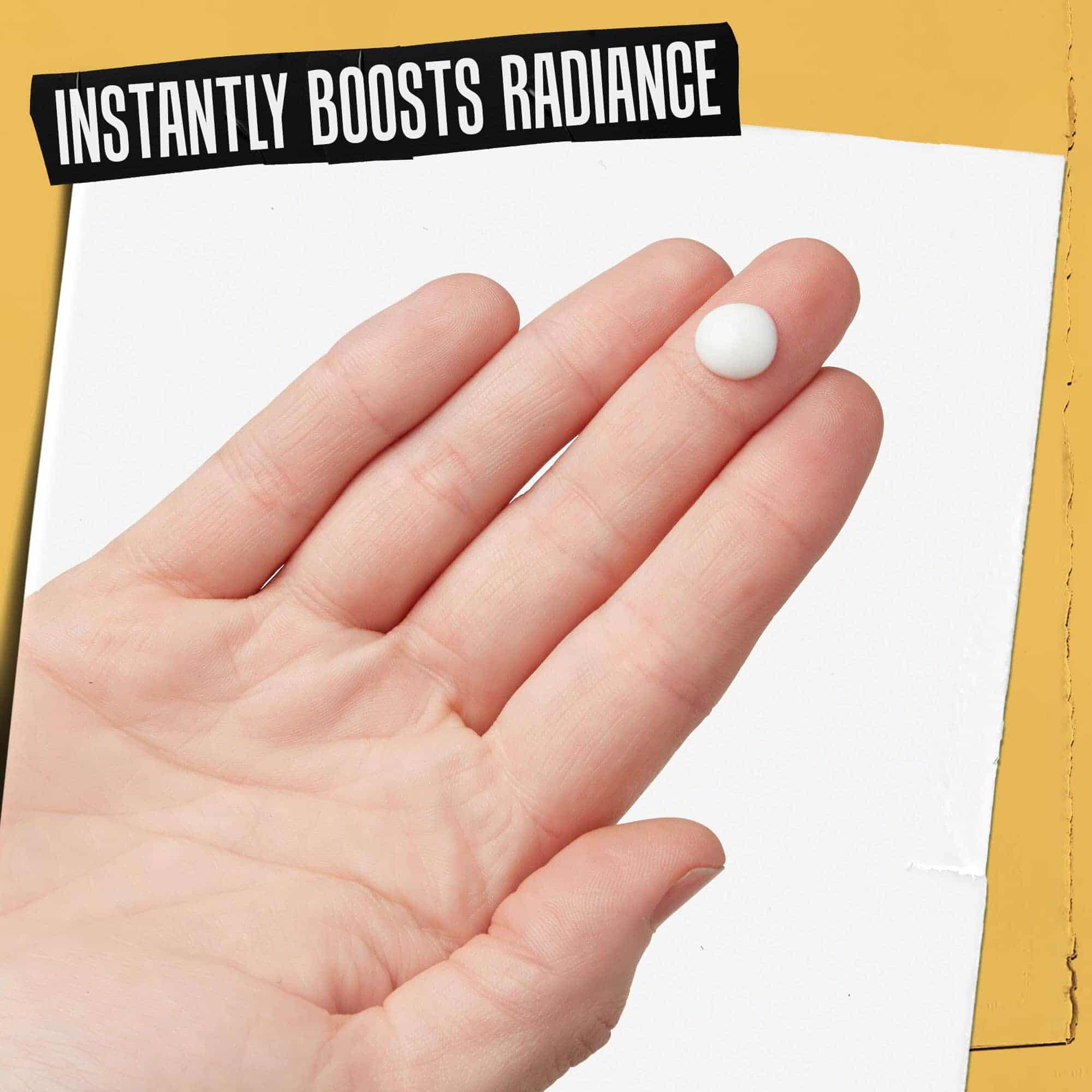 Eine Hand mit Powerful-Strength Line-Reducing Concentrate darauf, beschriftet mit „Verstarkt sofort die Ausstrahlung“.