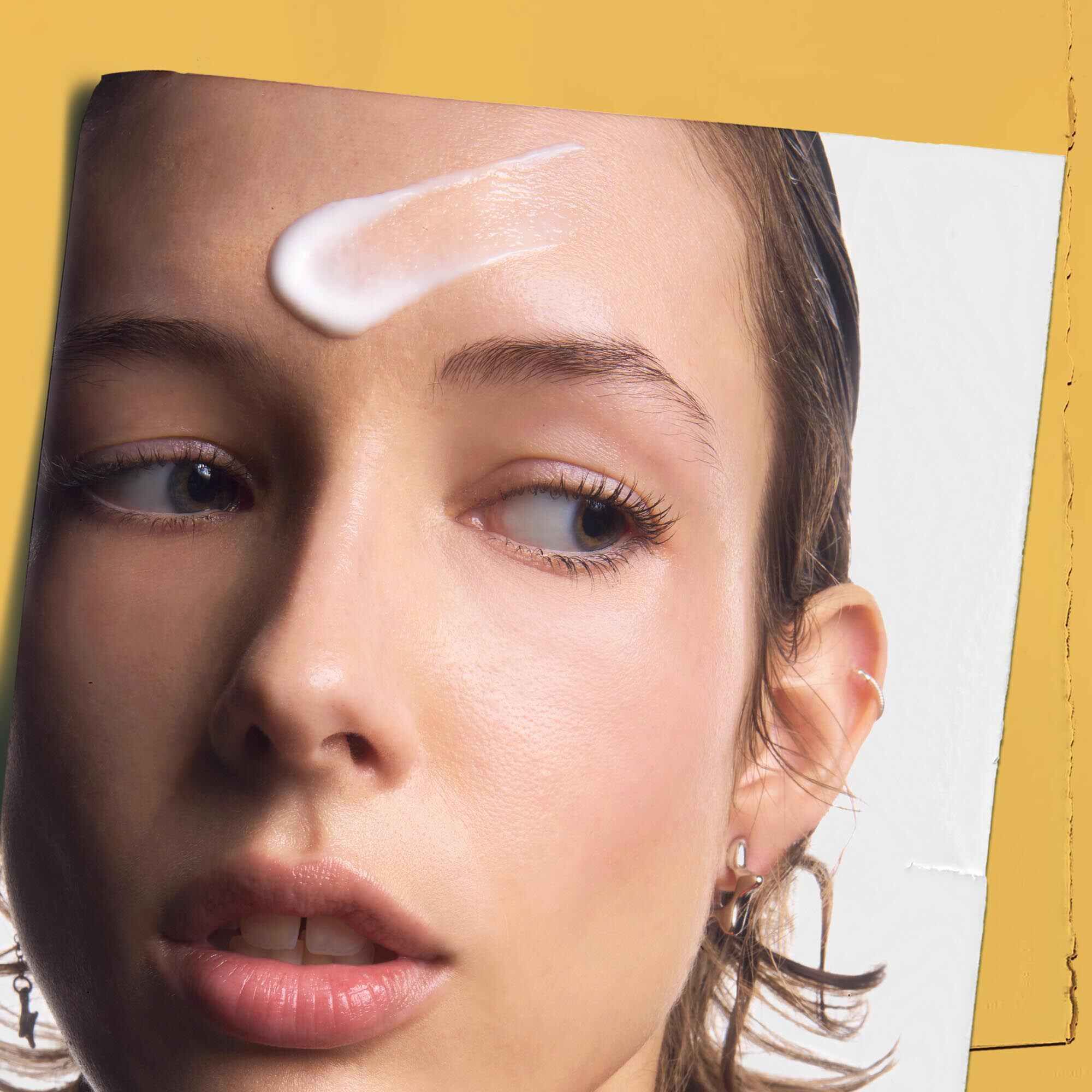 Powerful-Strength Line-Reducing Concentrate auf die Stirn einer Person aufgetragen, zeigt die Anwendung.