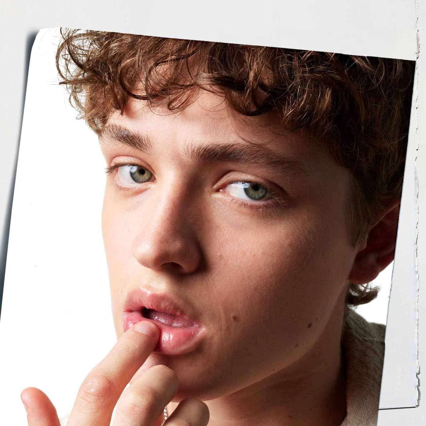 Auftragen von Lip Balm #1 auf die Lippen, demonstriert die feuchtigkeitsspendende Wirkung auf der Haut.