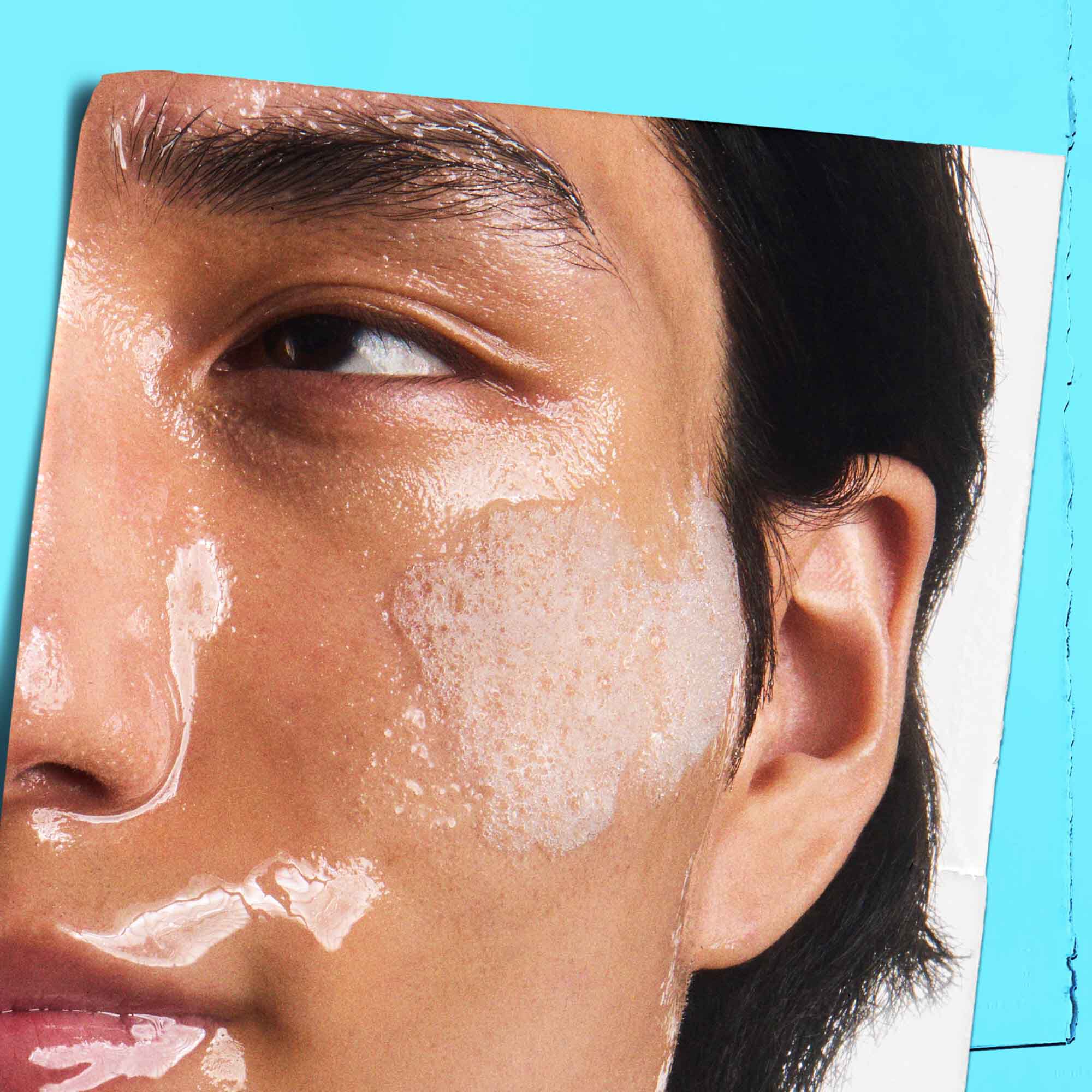 Ultra Facial Oil-Free Cleanser wird auf die Haut aufgetragen.