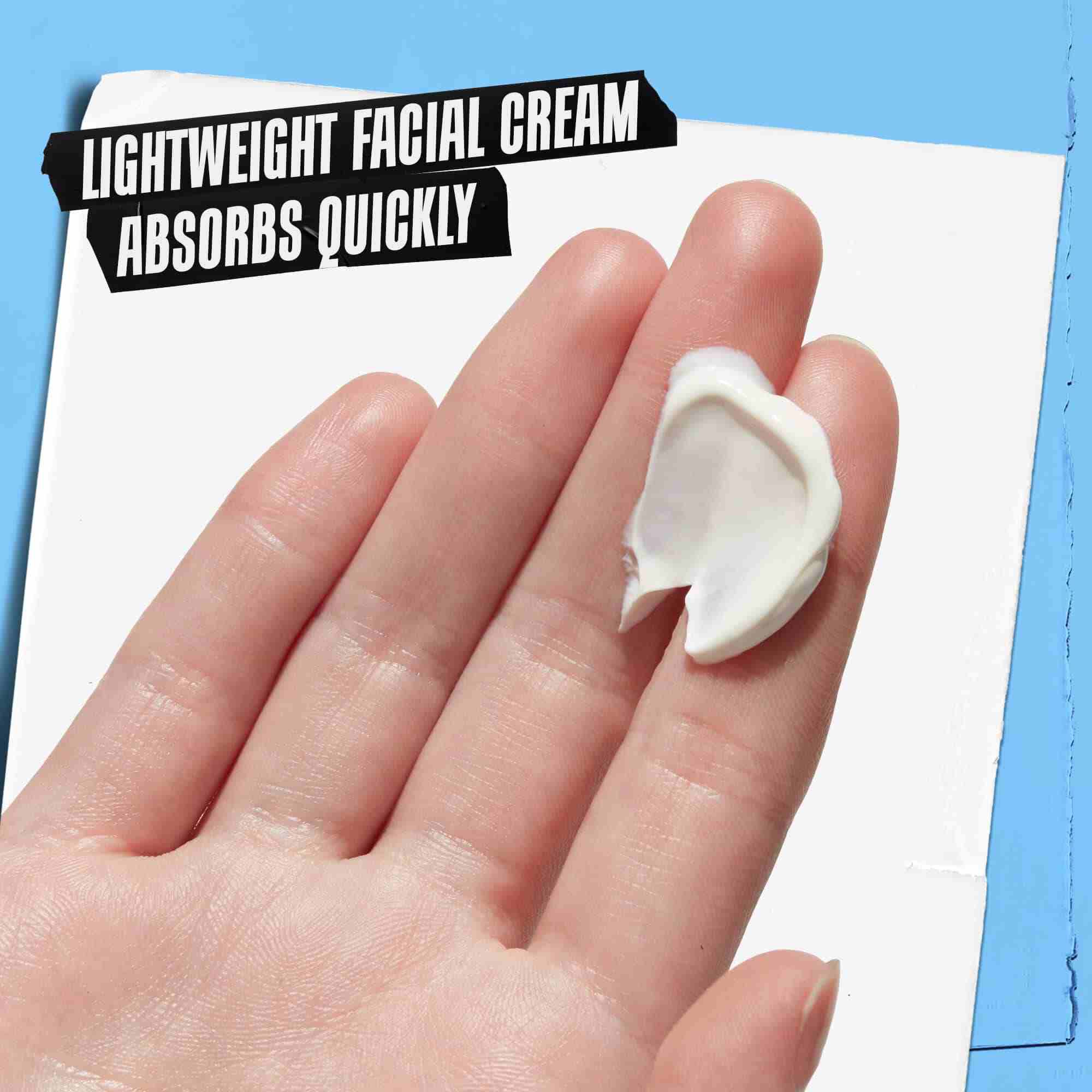 Eine Hand tragt Ultra Facial Cream SPF 30 auf, beschriftet mit „Leichte Gesichtscreme zieht schnell ein.“
