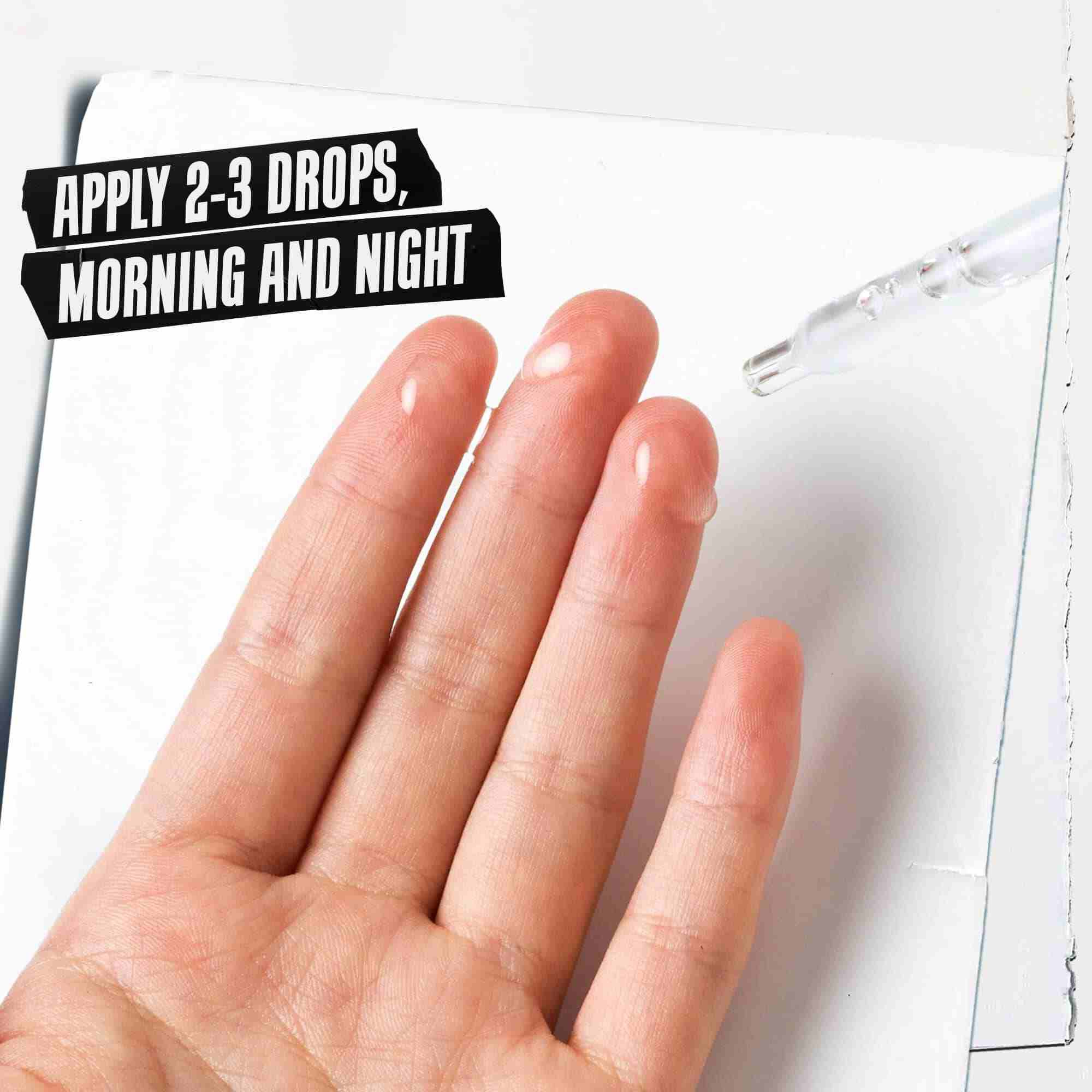 Eine Hand halt Ultra Pure 9.8% Glycolic Acid Serum, mit dem Text: „Morgens und abends 2-3 Tropfen auftragen.“