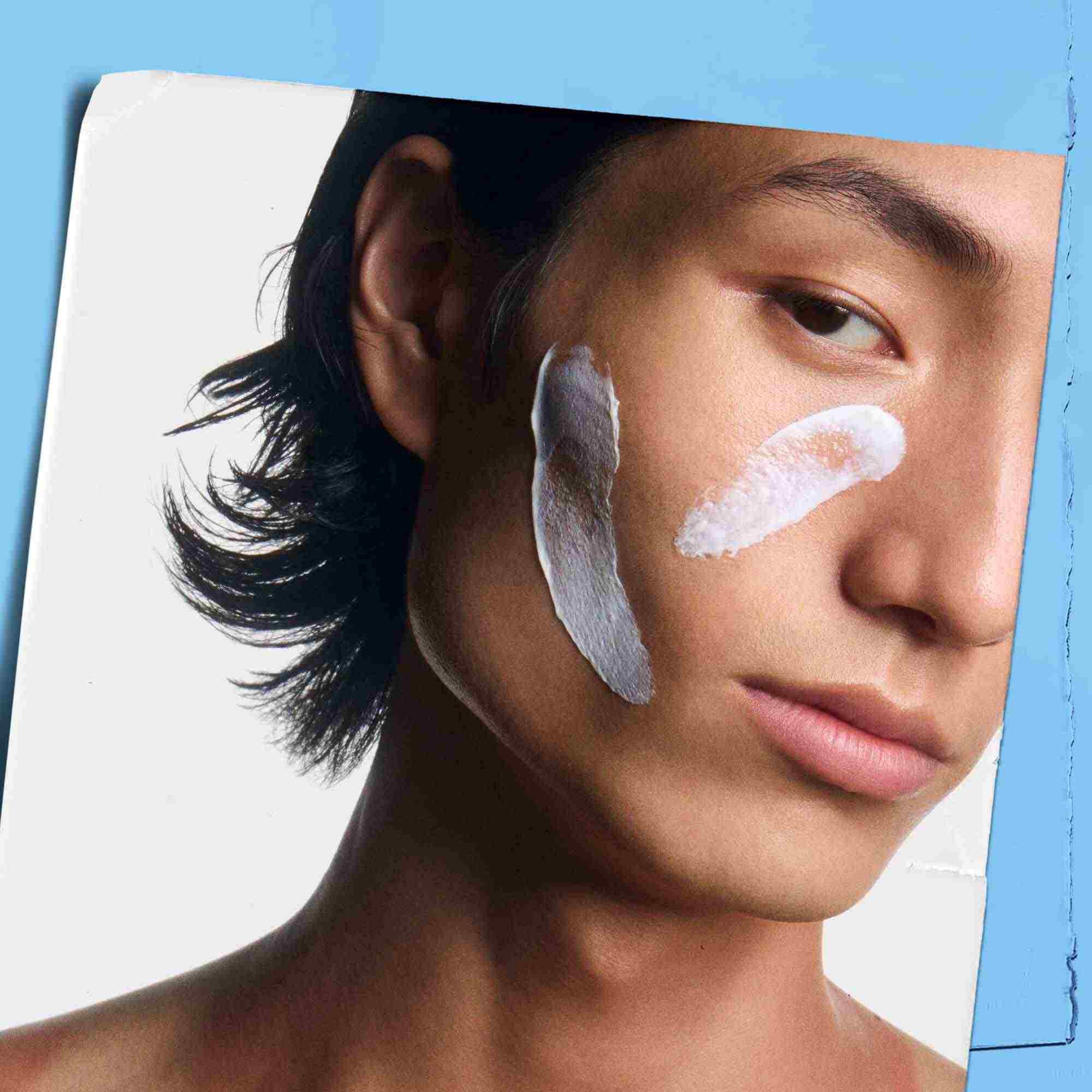 Ultra Facial Cream SPF 30 auf das Gesicht eines Modells aufgetragen.