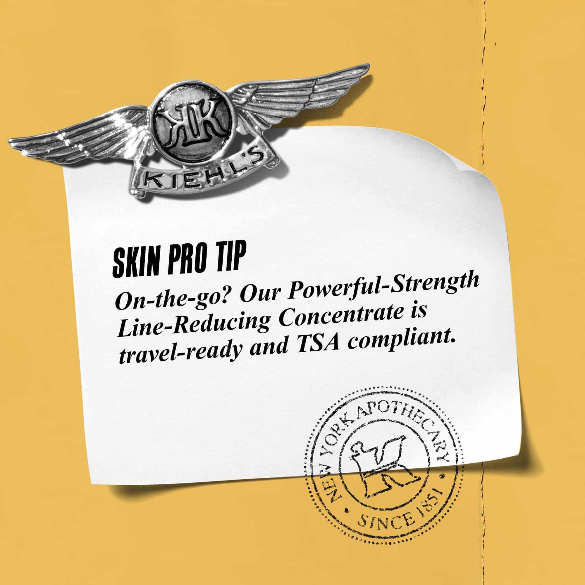 Grafik mit Text: „Profi-Tipp: Unterwegs? Unser Powerful-Strength Line-Reducing Concentrate ist reisefertig und TSA-konform.“