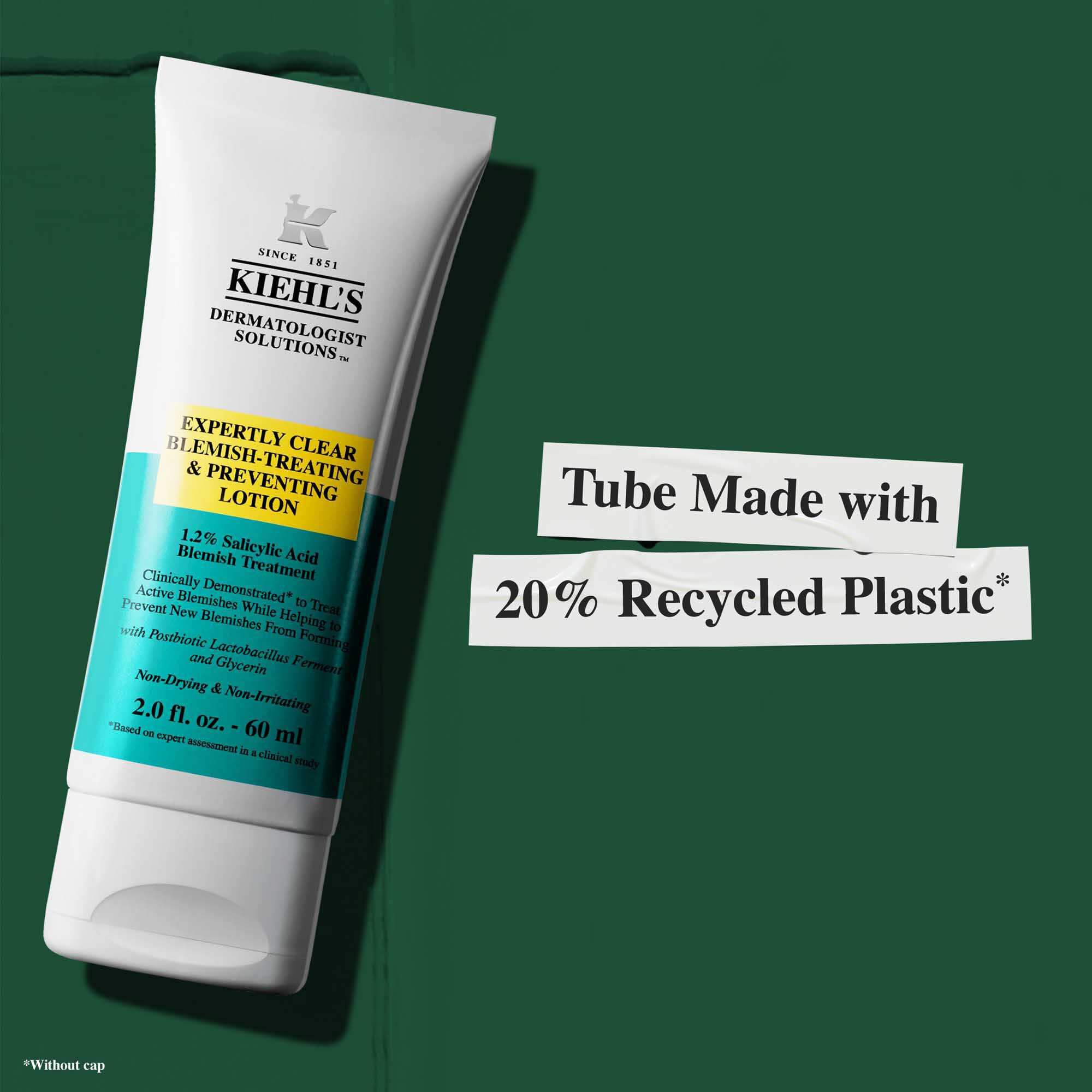 Eine Tube Expertly Clear Blemish-Treating & Preventing Lotion mit Text zu Nachhaltigkeitsaussagen: „Tube hergestellt aus 20 % recyceltem Kunststoff.“