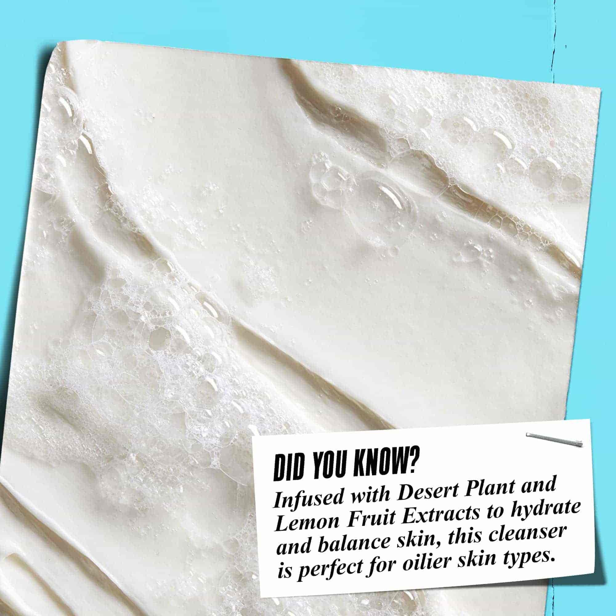 Nahaufnahme des Schaums von Ultra Facial Oil-Free Cleanser mit dem Text: „Wussten Sie schon? Angereichert mit Wustenpflanzen- und Zitronenfruchtextrakt, um die Haut mit Feuchtigkeit zu versorgen und auszugleichen, ist dieser Reiniger perfekt fur fettigere Hauttypen.“