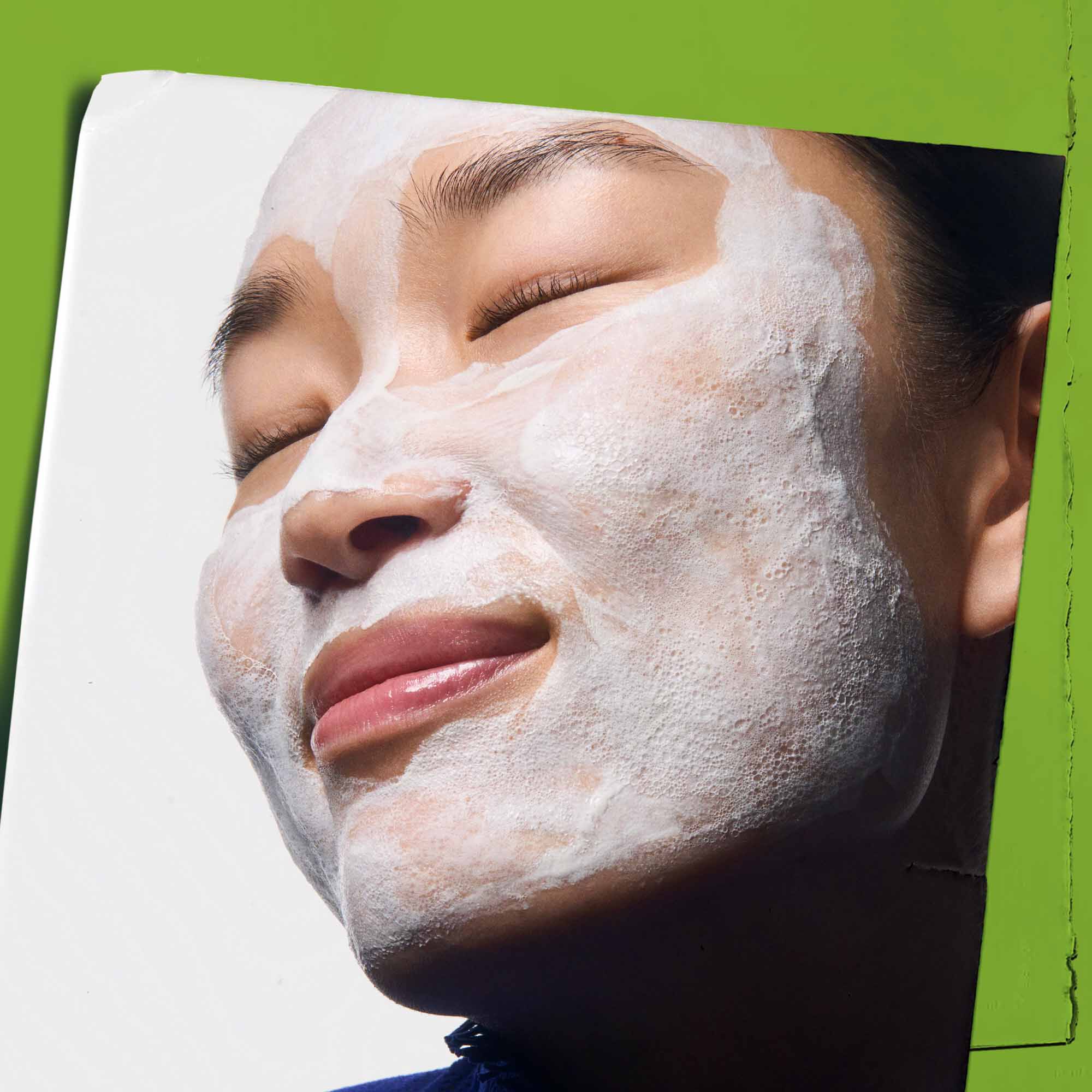 Rare Earth Deep Pore Daily Cleanser auf das Gesicht aufgetragen.