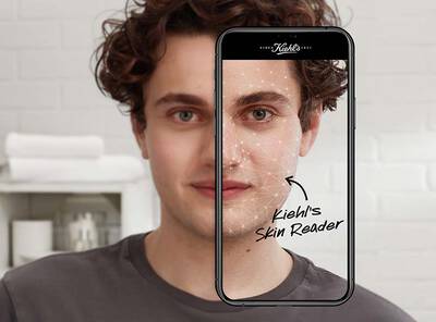 Ausschnitt eines Smartphone Bildschirms der das Gesicht einer mannlichen Person und den Text Online Hautanalyse zeigt