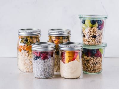 Gesunde Ernahrung (Musli, Obst, Curry) in Glasern