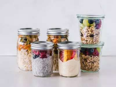 Gesunde Ernahrung (Musli, Obst, Curry) in Glasern