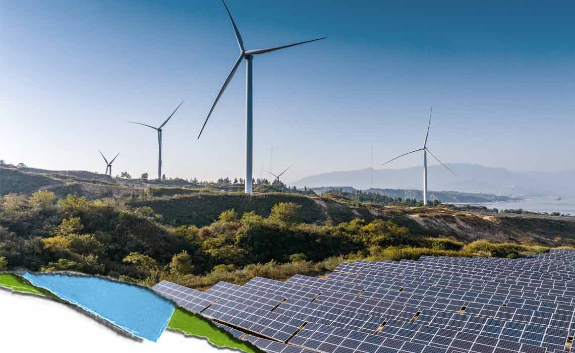 Eine malerische Landschaft mit Solarpaneelen im Vordergrund und Windkraftanlagen im Hintergrund, die erneuerbare Energiequellen zeigt.
