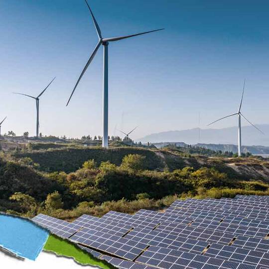 Eine malerische Landschaft mit Solarpaneelen im Vordergrund und Windkraftanlagen im Hintergrund, die erneuerbare Energiequellen zeigt.
