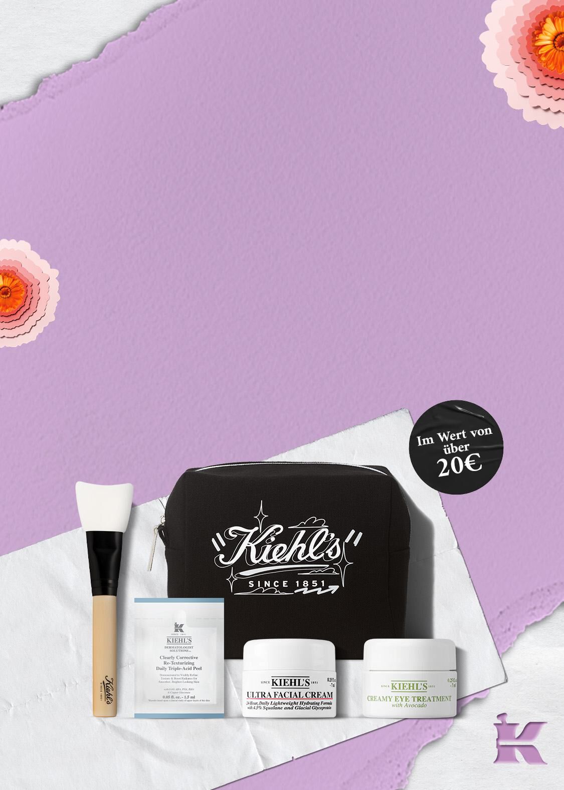 Werbebanner von Kiehl's auf hellviolettem Hintergrund mit Papierblumen-Dekoration, der ein Geschenkset im Wert von uber 20 € prasentiert: schwarze Kiehl's Kosmetiktasche Since 1851, Clearly Corrective Re-Texturizing Daily Triple-Acid Peel, Ultra Facial Cream, Creamy Eye Treatment with Avocado und ein Kiehl's Pinsel.