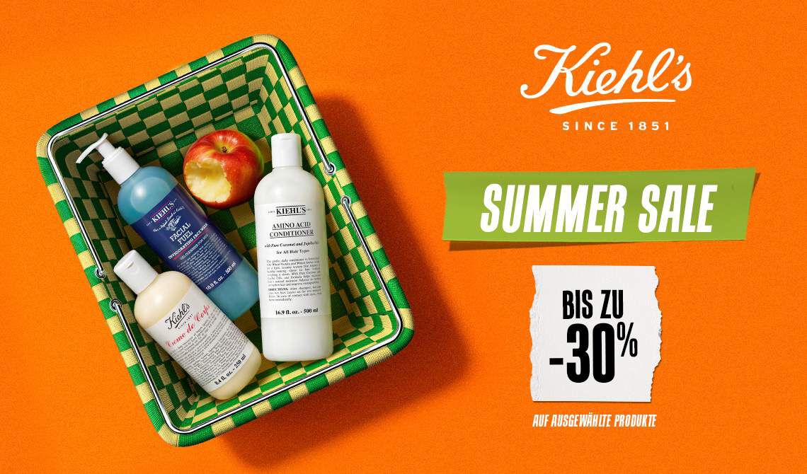 Kiehl's Summer Sale – Bis zu -30% auf eine Auswahl an Produkten, mit Creme de Corps, Facial Fuel und Amino Acid Conditioner in einem Picknickkorb auf orangem Hintergrund