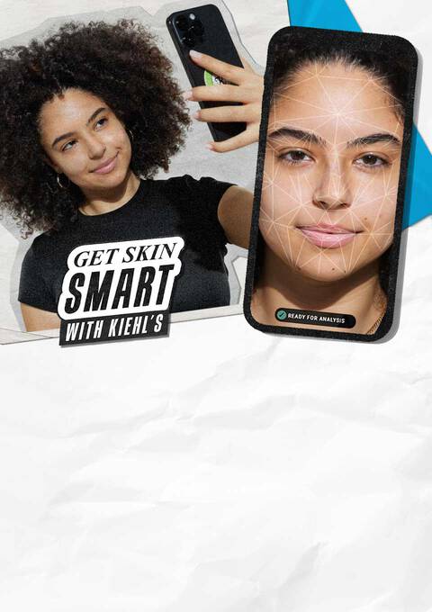 Eine Frau mit lockigem Haar macht ein Selfie und halt ein Smartphone mit einer Hautanalyse-Software in der Hand. Der Hintergrund zeigt einen blauen und weißen Farbkontrast.