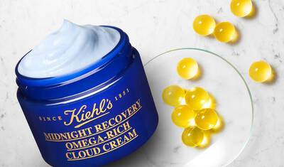 Dekoratives Produktbild mit der MIDNIGHT RECOVERY OMEGA-RICH CLOUD CREAM.