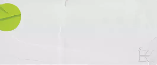 Ein gruner Punkt auf einem weißen Hintergrund, daneben ein verschwommener Schriftzug.