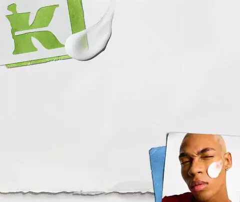 Ein junger Mann mit kurzem, blondem Haar tragt eine Gesichtscreme auf seine Wange auf, umgeben von einem hellen, minimalistischen Hintergrund mit einem Logo und dem Text "SINCE 1851".
