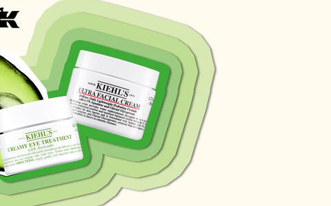 Kiehl's Creamy Eye Treatment with Avocado zusammen mit einer gratis Probe des Ultra Facial Cream, auf grunem Hintergrund mit Avocadohalfte