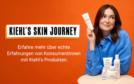 Eine Frau in einem blauen Hemd halt ein Kiehl's Produkt vor einem orangefarbenen Hintergrund. Text: "KIEHL'S SKIN JOURNEY - Erfahre mehr uber echte Erfahrungen von Konsumenten mit Kiehl's Produkten."