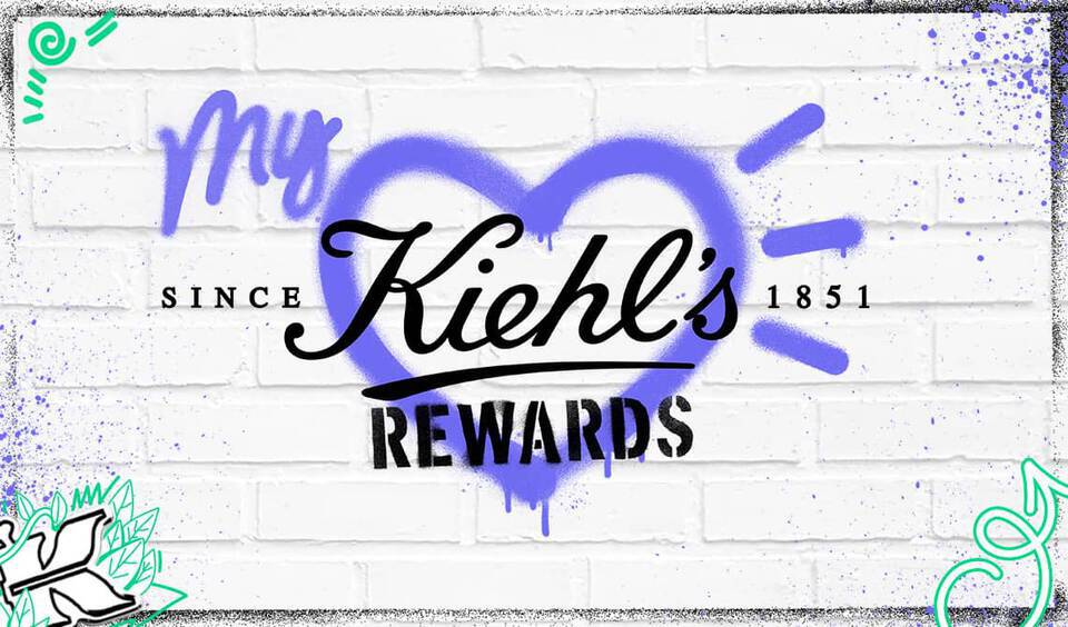 Graffiti-ahnliches Design mit dem Text "My Kiehl's Rewards" und dem Jahr "1851" auf einer gemauerten Oberflache.