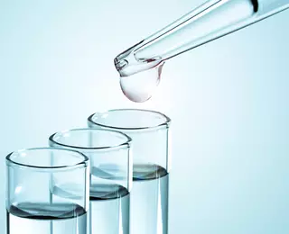 Retinol wird mit Pipette in ein Reagenzglas getropft