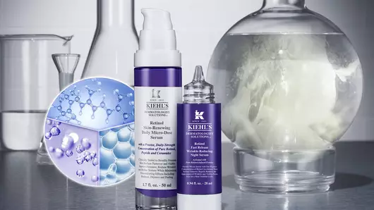 Eine Produkteanordnung mit verschiedenen Hautpflegeformulierungen in Glasbehaltern auf einem silbernen Hintergrund.