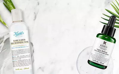 Zwei Kiehl's Hautpflegeprodukte auf einem marmorierten Hintergrund: ein Tonic und ein Mikrobehandlungskonzentrat.