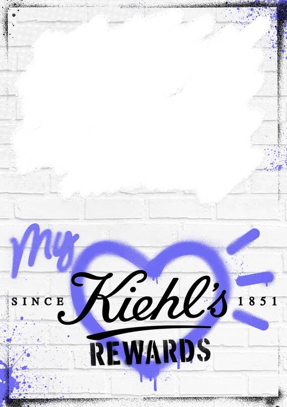 Grafik mit dem Text "My Kiehl's Rewards" in einer Herzform, umgeben von blauen Spritzern auf weißem Backstein.