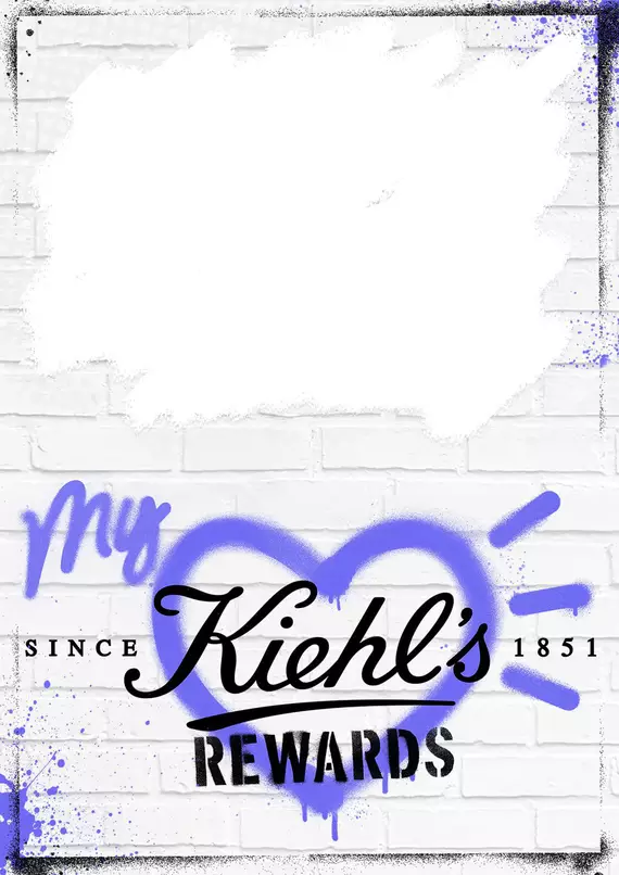 Grafik mit dem Text "My Kiehl's Rewards" in einer Herzform, umgeben von blauen Spritzern auf weißem Backstein.