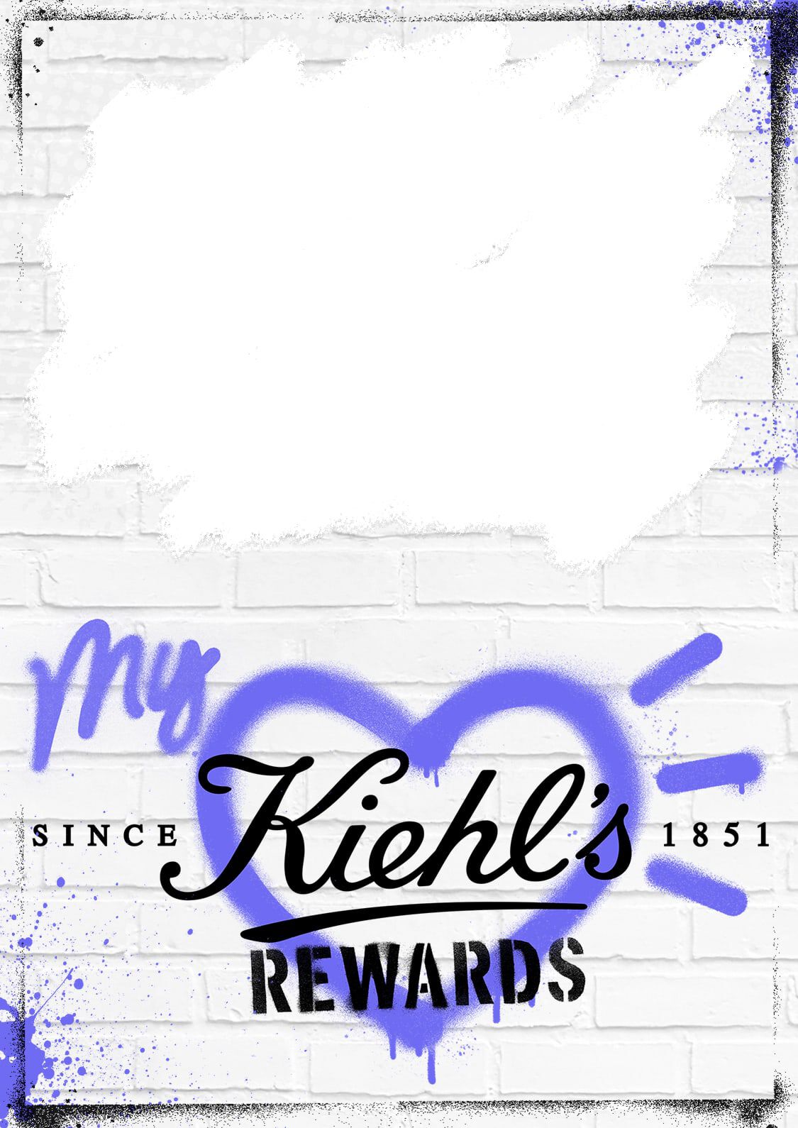 Alt-Text: Banner mit dem Text "My Kiehl's Rewards", umgeben von einem herzformigen Symbol und einer graffitibeahten Wand, mit dem Jahr 1851 und dem Wort "Rewards".