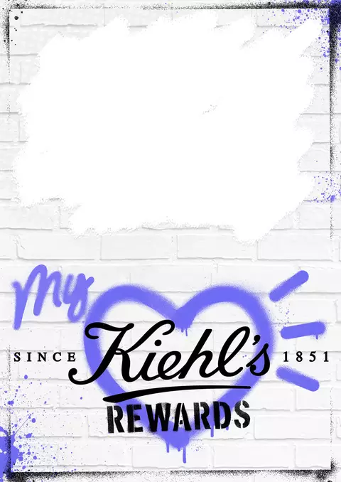 Alt-Text: Banner mit dem Text "My Kiehl's Rewards", umgeben von einem herzformigen Symbol und einer graffitibeahten Wand, mit dem Jahr 1851 und dem Wort "Rewards".