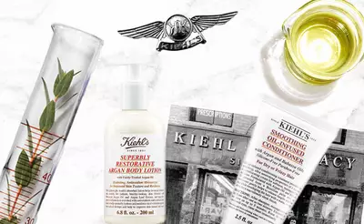 Ein Kiehl's Produkthorizont: Arganol-Lotion, Ol und Rezeptblatter, umgeben von botanischen Elementen und der Kiehl's-Fassade.