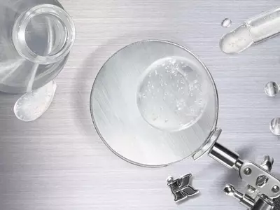 Laborutensilien und Flussigkeiten fur ein chemisches Peeling