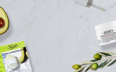Banner mit Geschenken und Tuten im Hintergrund