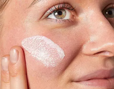 Kiehls Sonnencreme Swatch auf der Wange