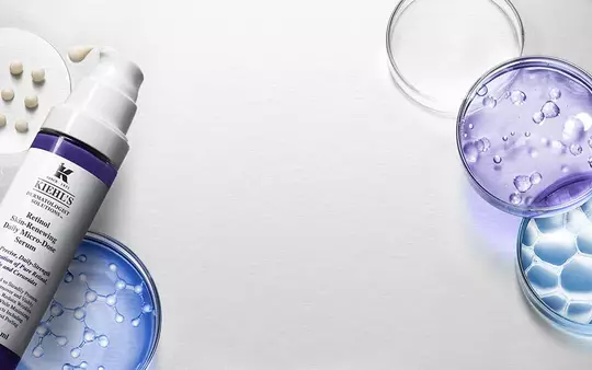 Dekoratives Bild: Kiehl’s Produkte auf neutralem Hintergrund